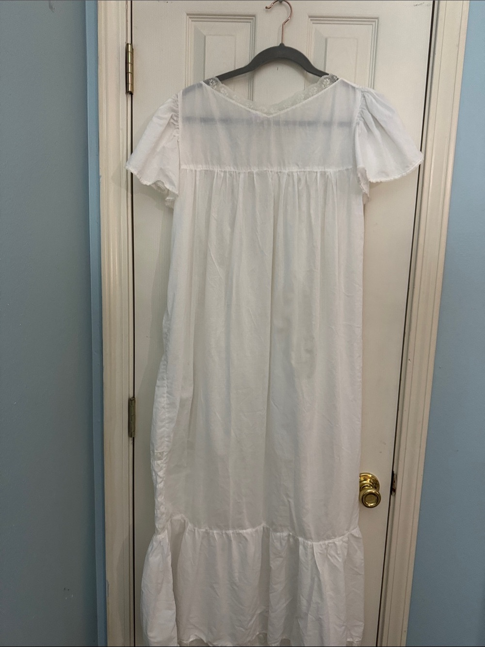 Vintage women’s nightgown, great for pictures! 100%cotton, a great find! - Picture 4 of 8